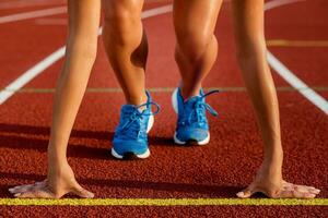avvicinamento di donna di gambe su inizio prima jogging foto