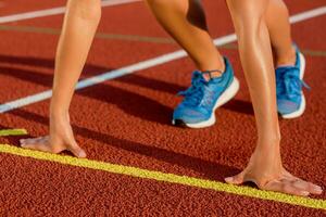 avvicinamento di donna di gambe su inizio prima jogging foto