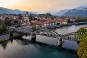 drone vista panoramica sul ponte e sul fiume foto