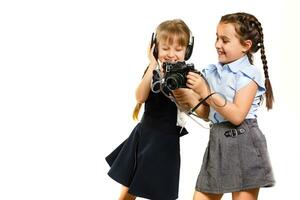 Due poco studentesse a recesso. bambini godere Questo recesso. essi Sorridi divertimento. foto