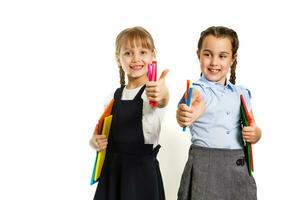 Due poco studentesse. formazione scolastica, moda, amicizia concetto. foto