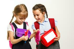 Due poco studentesse. formazione scolastica, moda, amicizia concetto. foto