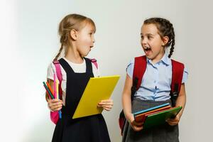 Due poco studentesse. formazione scolastica, moda, amicizia concetto. foto