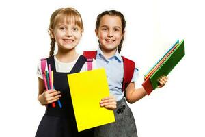 Due poco studentesse. formazione scolastica, moda, amicizia concetto. foto