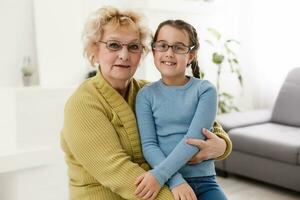 nonna con nipotina indossare bicchieri tutti e due foto