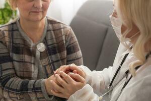 vecchio donna e il dolce giovane medico foto