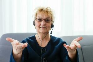 testa tiro anziano donna qualificato psicologo sembra a Camera durante psicologico supporto sessione in linea Consulenza con cliente al di sopra di telecomunicazione app. Chiacchierare attraverso Teleconferenza con parenti concetto foto