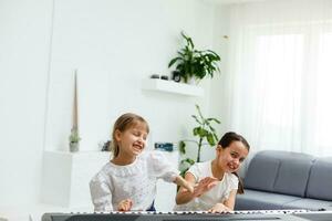 casa lezione su musica per il ragazza su il pianoforte. il idea di attività per il bambino a casa durante quarantena. musica concetto foto