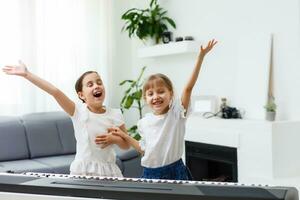 casa lezione su musica per il ragazza su il pianoforte. il idea di attività per il bambino a casa durante quarantena. musica concetto foto