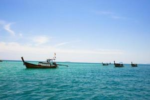 barche da pesca in spiaggia phuket, thailandia foto