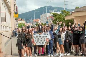 nitra, slovacchia - 19.05.2023 bellissimo scuola laureati avere divertimento e rallegrarsi e camminare lungo il città strade. foto