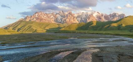 fiume In arrivo a partire dal kol-suu montagna gamma a tramonto, Kurumduk valle, naryn Provincia, Kirghizistan, centrale Asia foto