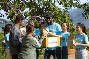 squadra di umanitario aiuto volontario è distribuzione le basi sopravvivenza kit sollievo Borsa per il senza casa e profugo persone nel il conflitto la zona per Aiuto soluzione povertà e diffusione gentilezza concetto foto