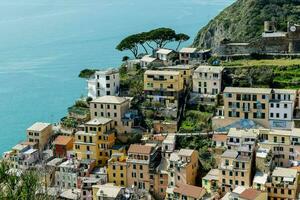 il villaggio di Manarola è arroccato su il bordo di un' scogliera foto