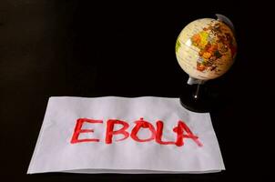 ebola scritto su carta foto