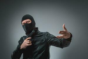 rapinatore con un' pistola, studio tiro foto