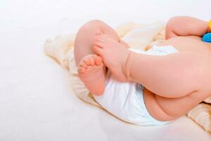 piedi di un' sei mesi vecchio bambino indossare pannolini foto