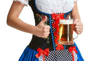 bellissimo giovane biondo ragazza di oktoberfest birra stein foto