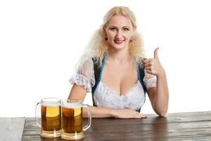 bellissimo giovane biondo ragazza bevande su di oktoberfest birra stein foto