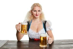 bellissimo giovane biondo ragazza bevande su di oktoberfest birra stein foto