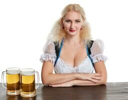 bellissimo giovane biondo ragazza bevande su di oktoberfest birra stein foto