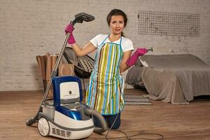 giovane donna apertura vuoto più pulito, possibile fallimento. lavoro domestico nel casa. foto