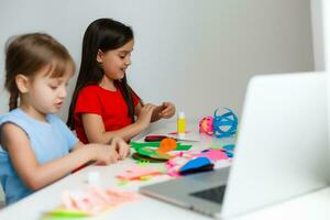 apprendimento a partire dal casa, casa scuola ragazzo concetto. poco bambini studia in linea apprendimento a partire dal casa con il computer portatile. quarantena e sociale distanziamento concetto. foto