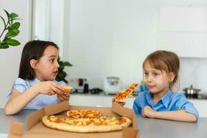 Due contento poco bambino ragazza amici mangiare Pizza fette. foto