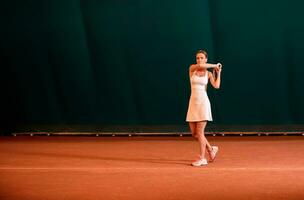 interno tennis Tribunale giocando atleta. foto