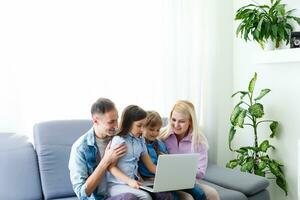 famiglia Lavorando a il computer portatile con nel casa ufficio foto