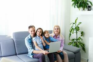 famiglia Lavorando a il computer portatile con nel casa ufficio foto