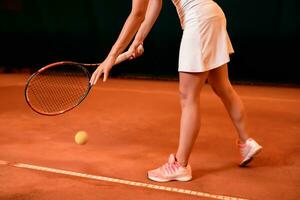 gambe di femmina tennis giocatore su tennis Tribunale foto