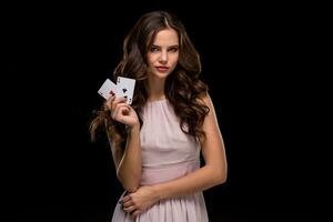 attraente giovane donna Tenere il vincente combinazione di poker carte foto