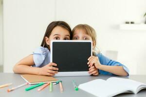 apprendimento a partire dal casa, casa scuola ragazzo concetto. poco bambini studia in linea apprendimento a partire dal casa con il computer portatile. quarantena e sociale distanziamento concetto. foto