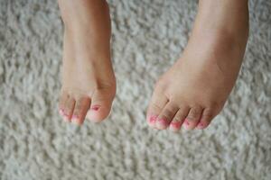 I piedi della ragazza del bambino di 5 anni si chiudono su foto
