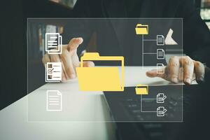 l'ufficiale che utilizza il laptop gestisce i file, il sistema di gestione dei documenti dms, la gestione del database dei documenti online, i processi automatizzati per la gestione del sistema, l'efficienza aziendale erp, la tecnologia aziendale. foto