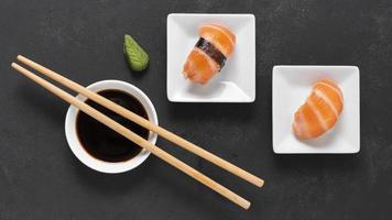 piccoli piatti con sushi