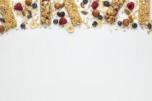 barrette di cereali per la colazione con frutta e copia spazio foto