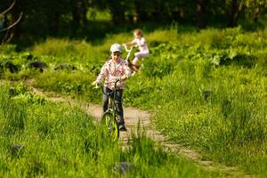 contento poco ragazza con sua bicicletta foto