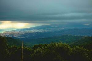 pesante pioggia nuvole su sfondo di montagne e foresta, Spagna foto