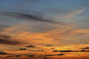 un' tramonto con nuvole e un' cielo foto