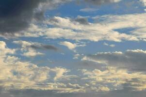 un' grande bianca nube è nel il cielo foto