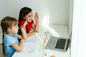 apprendimento a partire dal casa, casa scuola ragazzo concetto. poco bambini studia in linea apprendimento a partire dal casa con il computer portatile. quarantena e sociale distanziamento concetto. foto