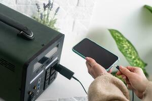 un' bacino stazione su il tavolo a ristorante. portatile. utile. elettrico. elettricità. utile. moderno. gadget. attrezzo. batteria caricabatterie foto