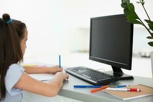 bella elegante scolara studiando compiti a casa matematica durante sua in linea lezione a casa, sociale distanza durante quarantena, auto-isolamento, in linea formazione scolastica concetto, casa schooler foto