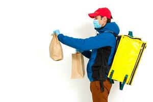 consegna uomo Spedire cibo Borsa a porta pomello per senza contatto o contatto gratuito a partire dal consegna ciclista nel davanti Casa per sociale distanziamento per infezione rischio. foto