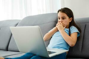 poco ragazza studiando compiti a casa matematica durante sua in linea lezione a casa, sociale distanza durante quarantena, auto-isolamento copia spazio bandiera foto