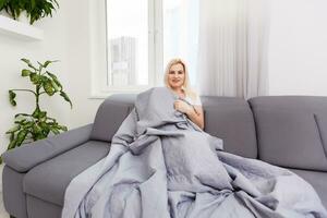 un' caldo coperta nel il mani di un' bellissimo donna foto