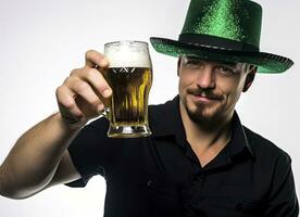 ai generato Saluti per st. Patrick giorno uomo con birra e festivo cappello su bianca sfondo foto