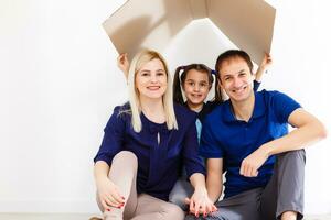 contento per essere un' famiglia. contento famiglia sorridente mentre seduta in casa foto